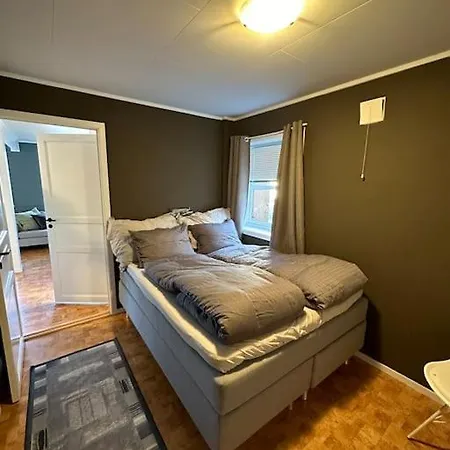 I Rolig Gate Med Utsikt Og Gratis Parkering