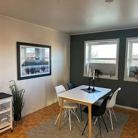 I Rolig Gate Med Utsikt Og Gratis Parkering