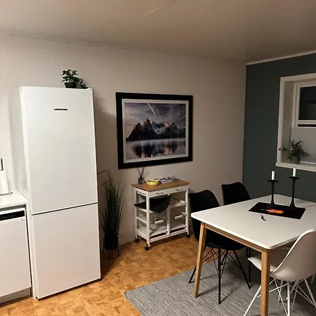 I Rolig Gate Med Utsikt Og Gratis Parkering Tromso